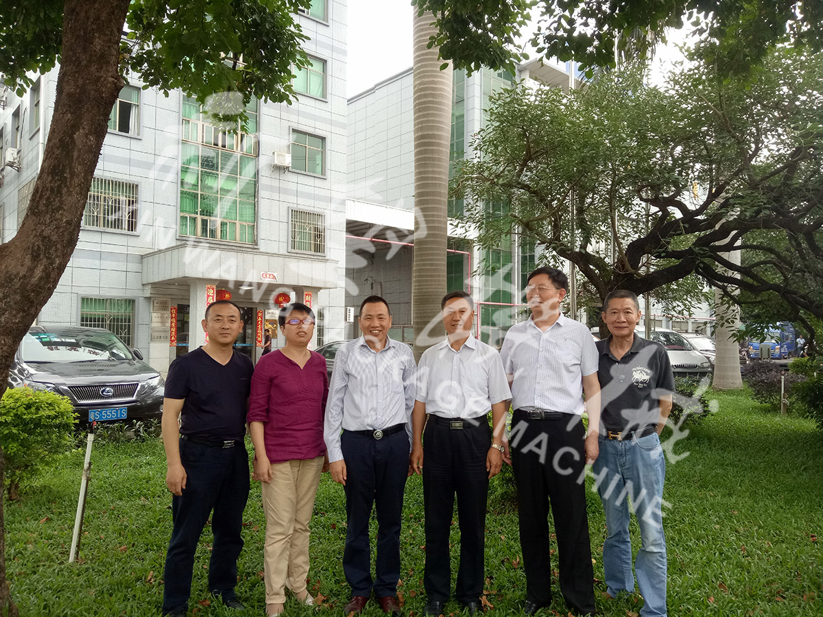 總裝備部劉思剛少將、新華社李建琦博士一行蒞臨新望公司考察指導(dǎo)