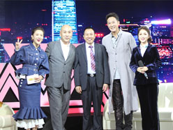 新望董事長(zhǎng)羅永輝與著名歌星劉尊老師、汪正正老師、郭津彤老師、主持人雅琪在北京電視臺(tái)錄制節(jié)目現(xiàn)場(chǎng)親切合影